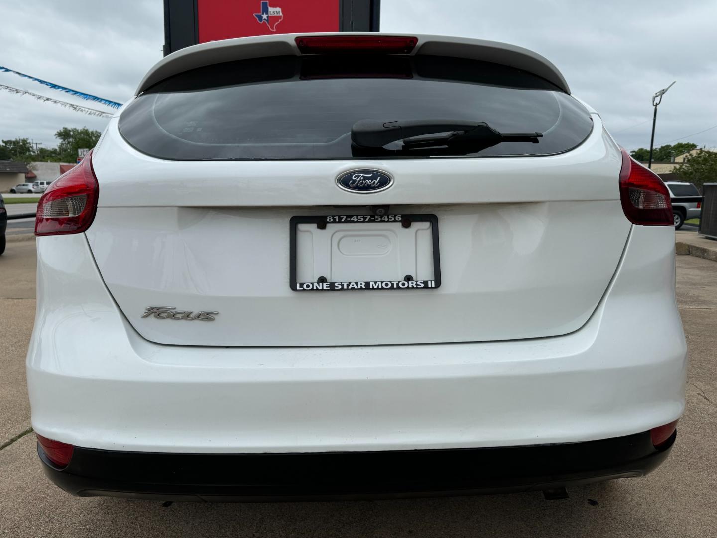 2018 WHITE /Gray FORD FOCUS SE 4dr Hatchback (1FADP3K25JL) with an 2.0L I4 engine, Automatic 6-Speed transmission, located at 5900 E. Lancaster Ave., Fort Worth, TX, 76112, (817) 457-5456, 0.000000, 0.000000 - This is a 2018 Ford Focus SE 4dr Hatchback that is in excellent condition. There are no dents or scratches. The interior is clean with no rips or tears or stains. All power windows, door locks and seats. Ice cold AC for those hot Texas summer days. It is equipped with a CD player, AM/FM radio, AUX p - Photo#4